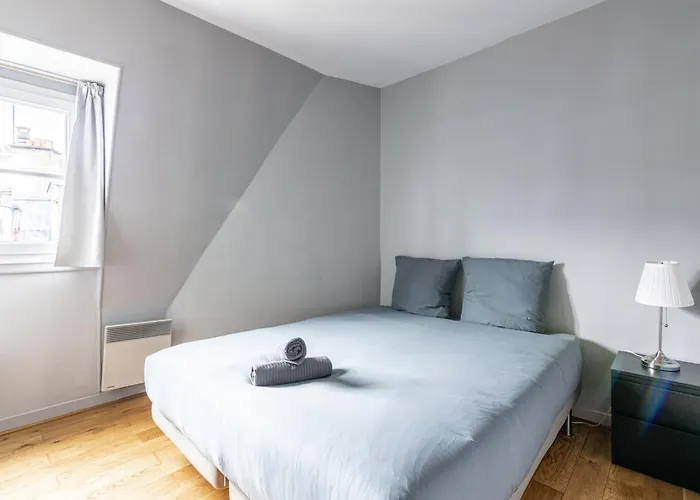 Luxurious 2 Bedroom Tour Eiffel Bourdonnais Free Netflix
